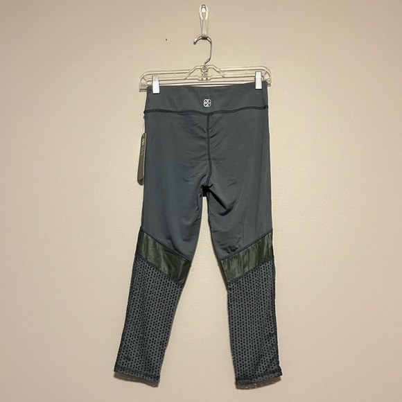 FINAL PRICE SALE!! NWT Daisy Fuentes athletic pants—small - Picture 3 of 5